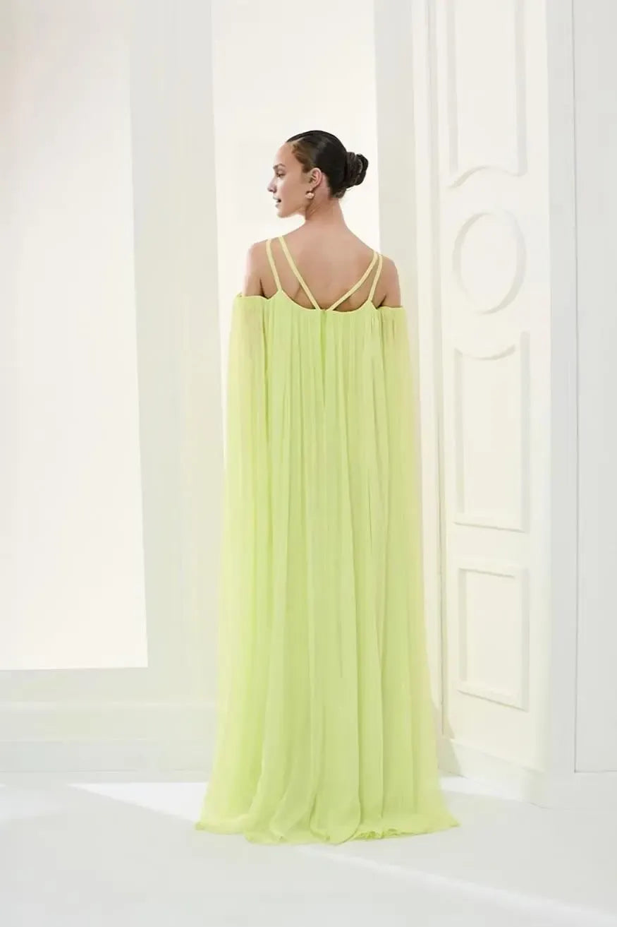 Vestido elegante de gasa verde salvia con hombros descubiertos y tirantes finos, vestido de fiesta largo con pliegues